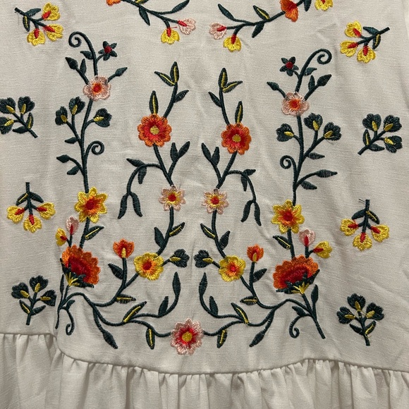 Embroidered white flare sleeve dress - Picture 6 of 6